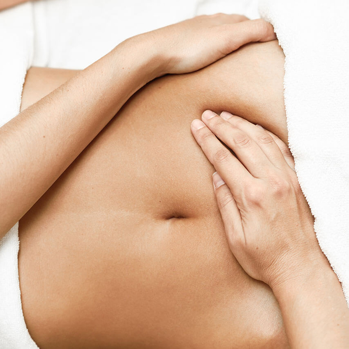 Osteopathie Neukirchen (© "Hands massaging female abdomen.Therapist applying pressure on belly." von javiindy von Adobe Stock) Osteopathie Neukirchen